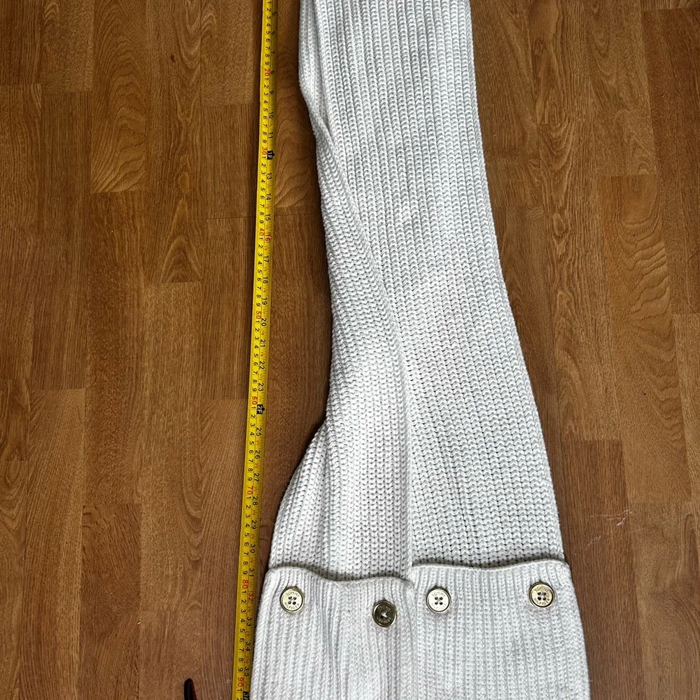 Tommy Hilfiger White Knit scarf with Gold Button